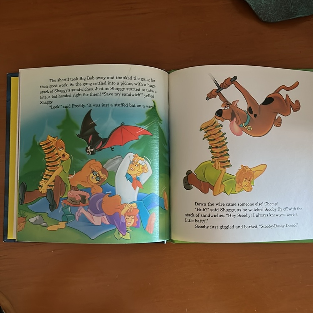 Scooby-Doo Cartoon Classics Book - Picture 3 of 4